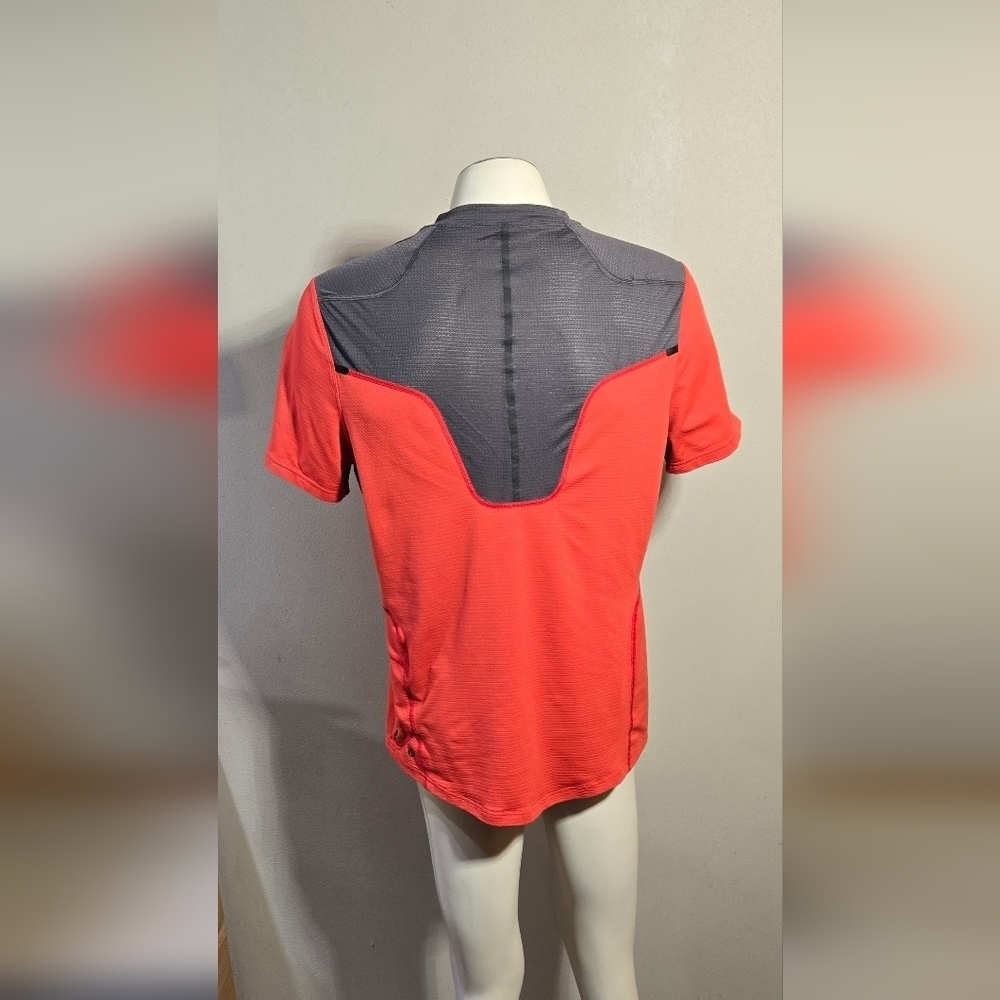 Lululemon Red & Grey Short Sleeve Rear Zip Pocket Training Shirt Men's Size Medi - Picture 4 of 6